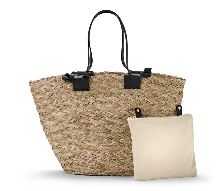 Korbtasche mit schwarzen Ledergriffen und Stofftasche.