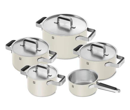 Ein fünfteiliges ZWILLING PURE Edelstahl-Kochgeschirr-Set in Elfenbeinfarbe.