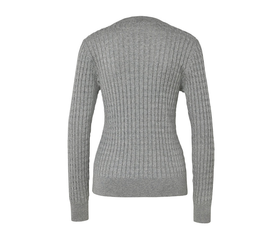 Grauer Zopfstrickpullover.
