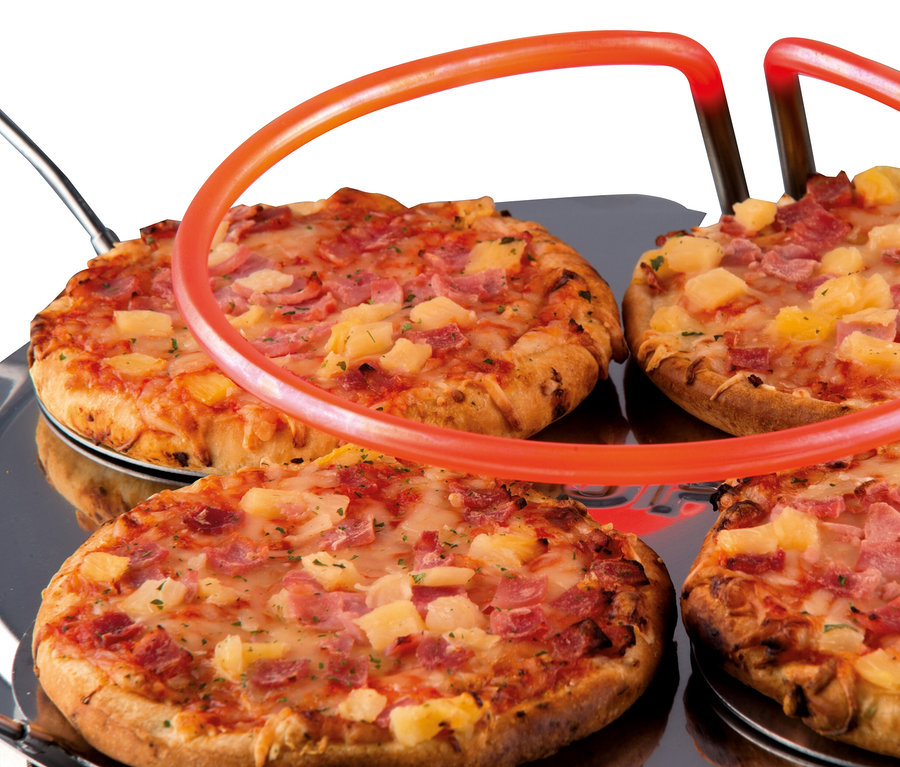 Vier Pizzen auf einem silbernen Tablett mit rotem Rand. Pizzaofen, 6 Personen.