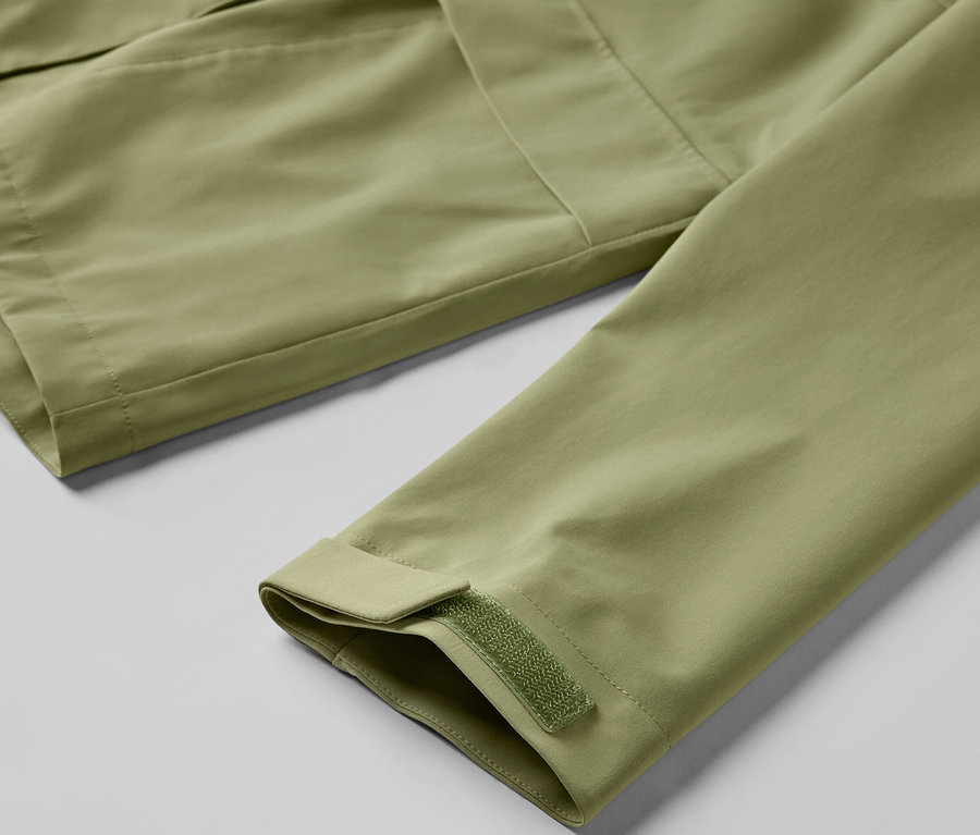 Detailansicht einer Regenjacke.