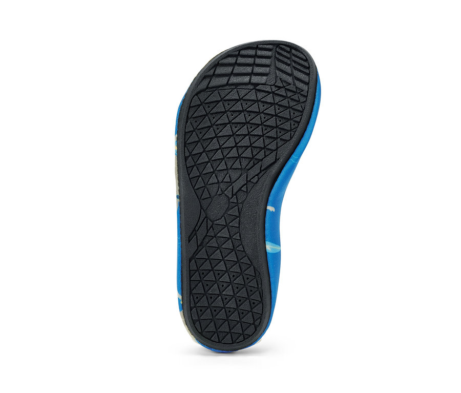 Detailaufnahme der Sohle eines blauen Kinder-Badeschuhs.