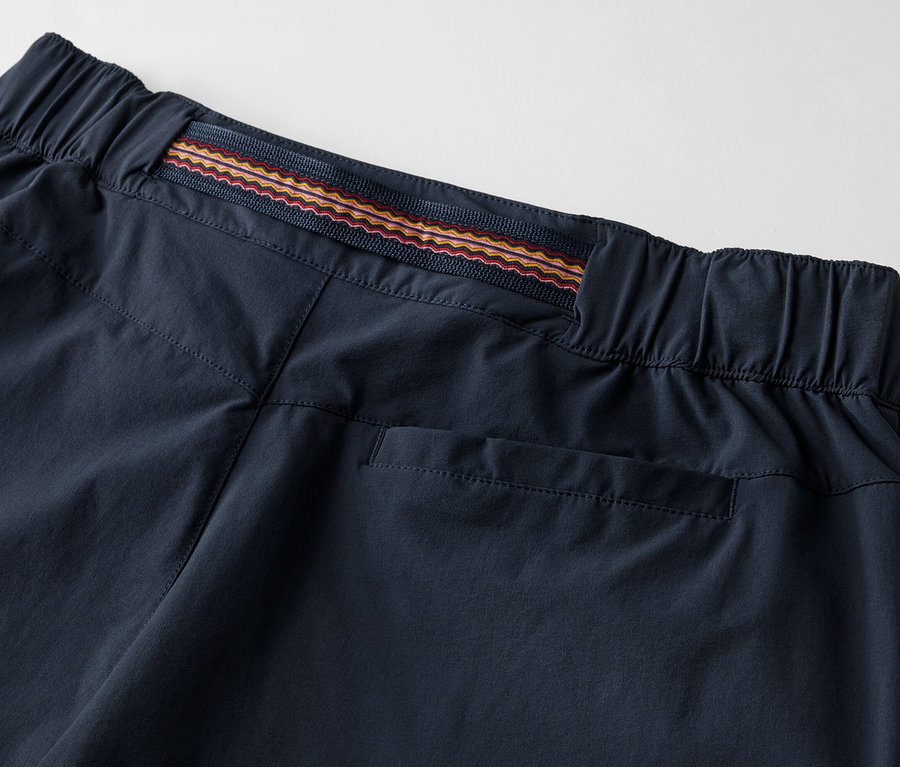 Detailaufnahme der Funktionswandershorts mit Gummibund und Gesäßtasche.