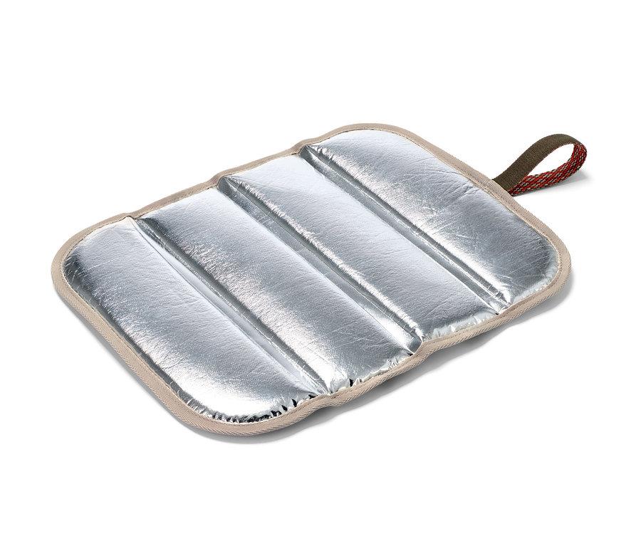 Faltbares Thermo-Sitzkissen mit silberner Oberfläche und braunem Rand.