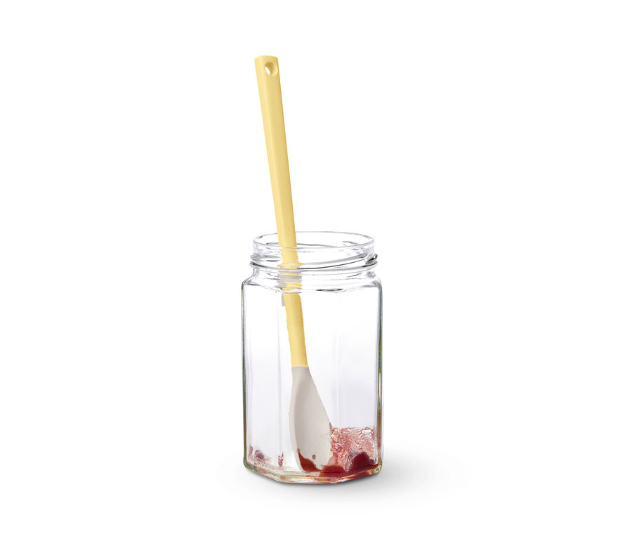 Ein Spezial-Silikonlöffel steht in einem Glas mit Marmeladenresten.