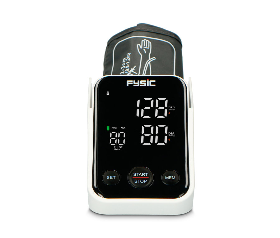 Nahaufnahme eines Fysic Oberarm-Blutdruckmessgeräts mit HD-Display, das Blutdruck- und Pulswerte anzeigt.