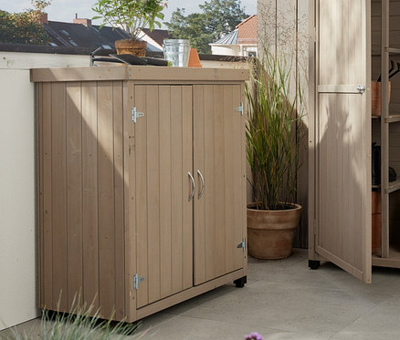 Zwei Gartenschränke »Jonte« auf einer Terrasse. Der große Schrank hat eine geöffnete Tür und ein hochklappbares Seitenregal.