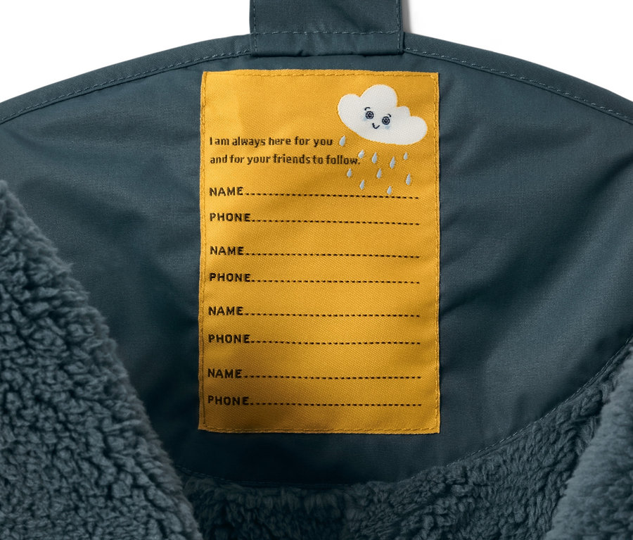 Innenseite der Kleinkind-Thermo-Regenhose in Schieferblau mit gelbem Namensschild.