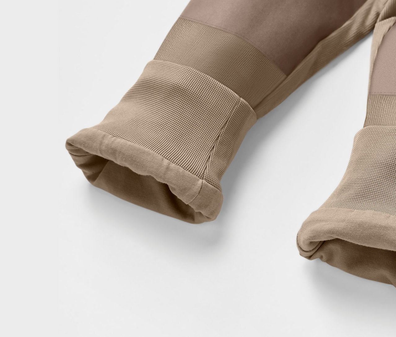 Detailaufnahme einer braunen Kinder-Cord-Outdoorhose.