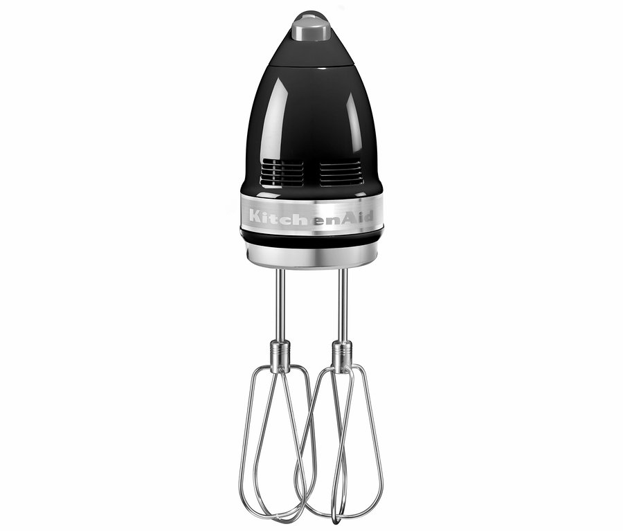 Ein schwarzer KitchenAid Handmixer mit zwei silbernen Schneebesen auf weißem Hintergrund.