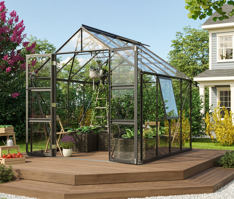 Vitavia Gewächshaus Olymp 6,7m² inkl. Fundamentrahmen auf Holzterrasse mit Blumen und Grünpflanzen.