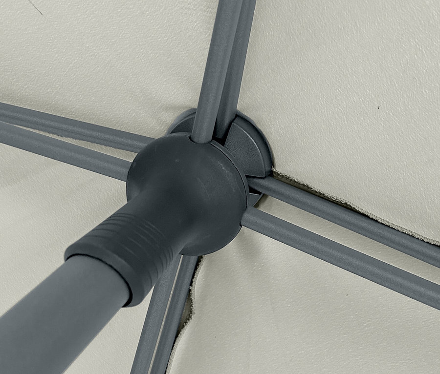 Detailaufnahme vom grauen Rahmen eines hellgrauen Leco Marktschirms.