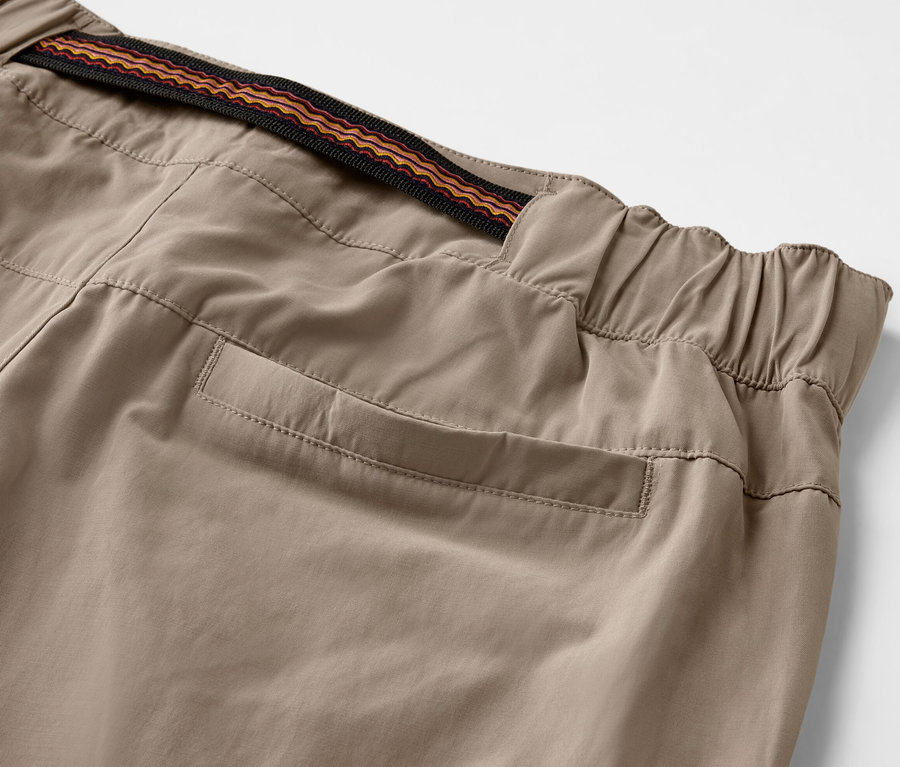 Detailaufnahme einer beigen Outdoorhose mit Moskito-Schutz, elastischem Bund und Tasche.