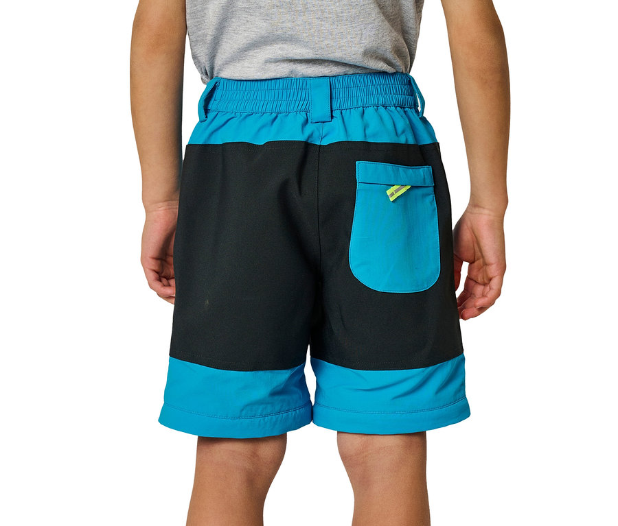 Junge trägt blaue Jako-O Zipp off Hose.