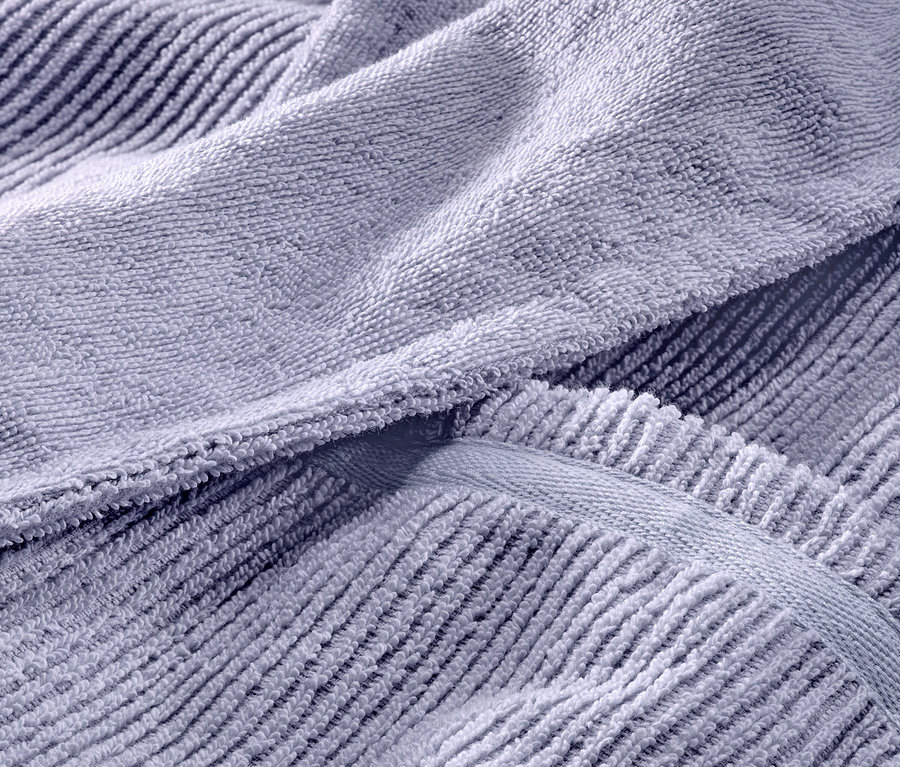 Detailaufnahme eines blauen Frottierhandtuchs mit Textur.