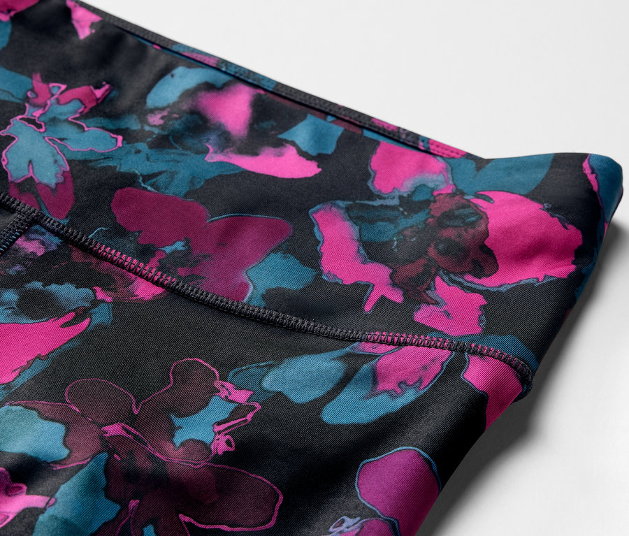 Detail einer Sporttight mit Blumenmuster.