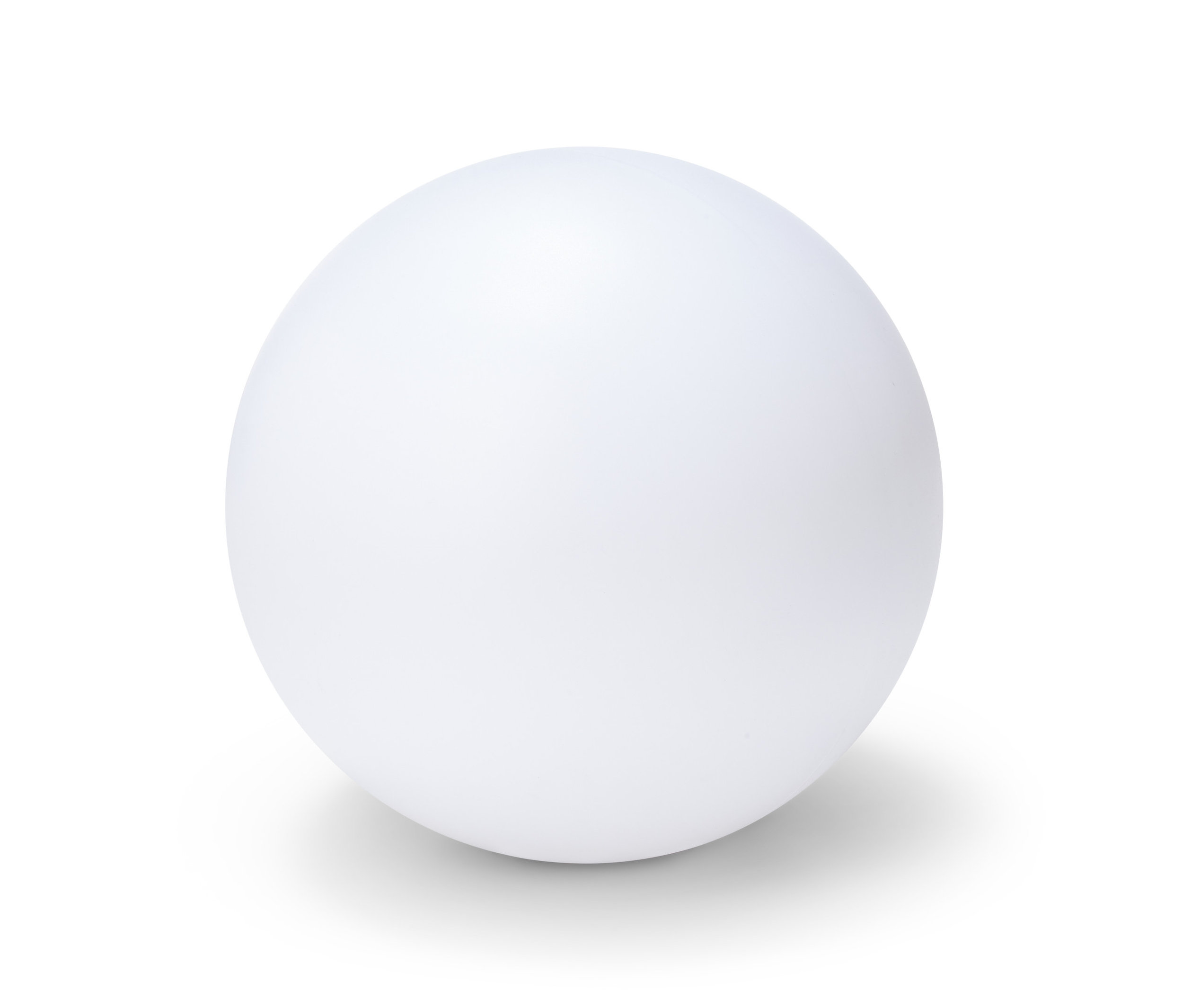 Nahaufnahme einer Solar-Kugelleuchte mit Farbwechsel auf weißem Hintergrund.