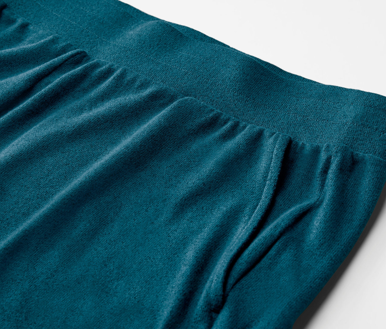 Detailaufnahme einer teal-farbenen Sporthose, supersoft.
