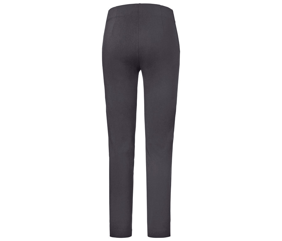 Detailansicht der Rückseite einer schwarzen Stretchhose.