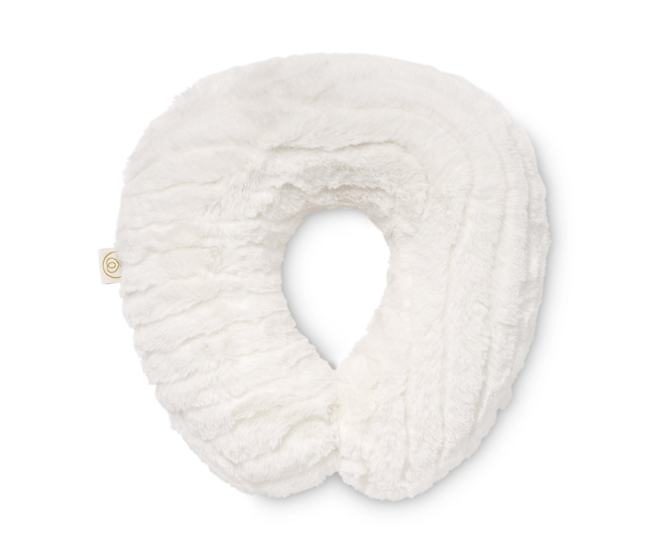 Ein weißes Memory-Foam-Nackenkissen auf weißem Hintergrund.