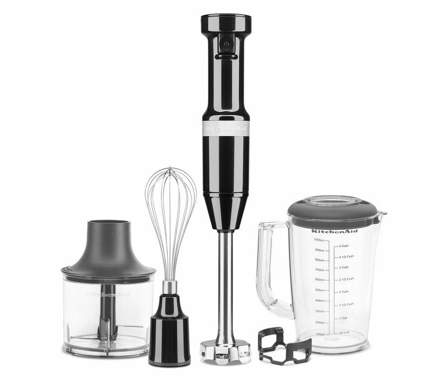 Ein schwarzer KitchenAid-Stabmixer mit vier Zubehörteilen: Zerkleinerer, Schneebesen, Mixaufsatz und Behälter.