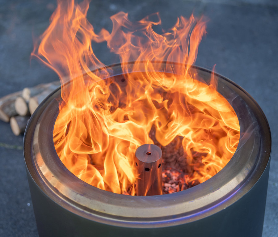 Flammen lodern in der schwarzen RedFire Feuerschale »Volcano Extra Large« mit ca. 49,5 cm Durchmesser.