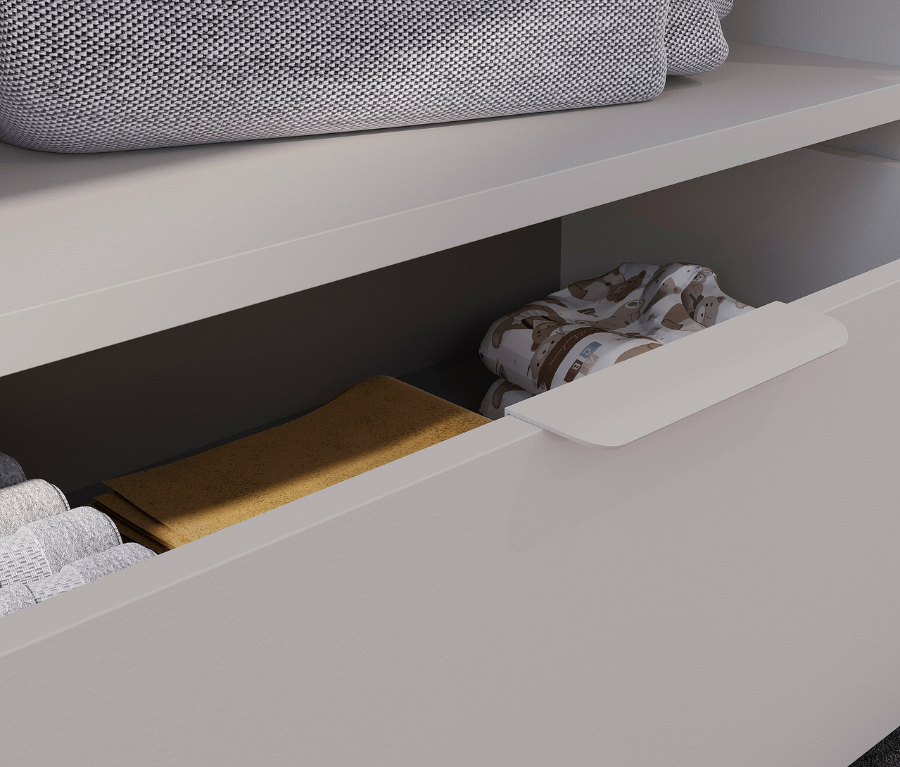 Offene Schublade der breiten Kommode "Alkmaar" mit Kleidung.