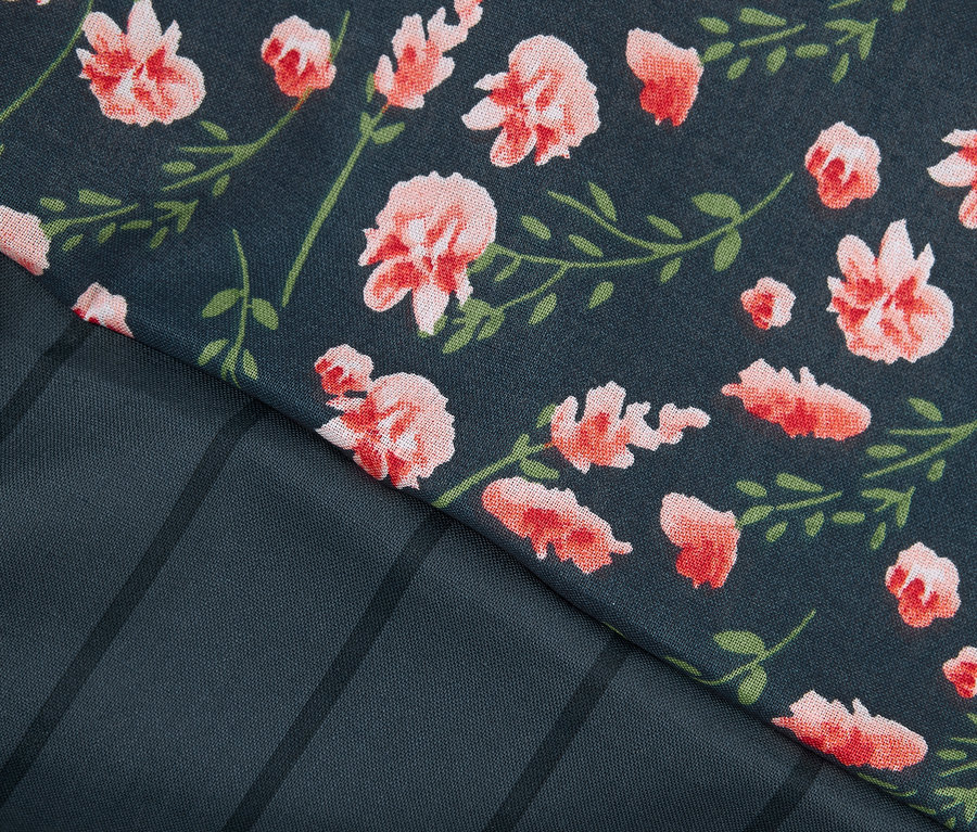 Detail einer Renforcé-Bettwäsche in Normalgröße mit Blumen- und Streifenmuster.