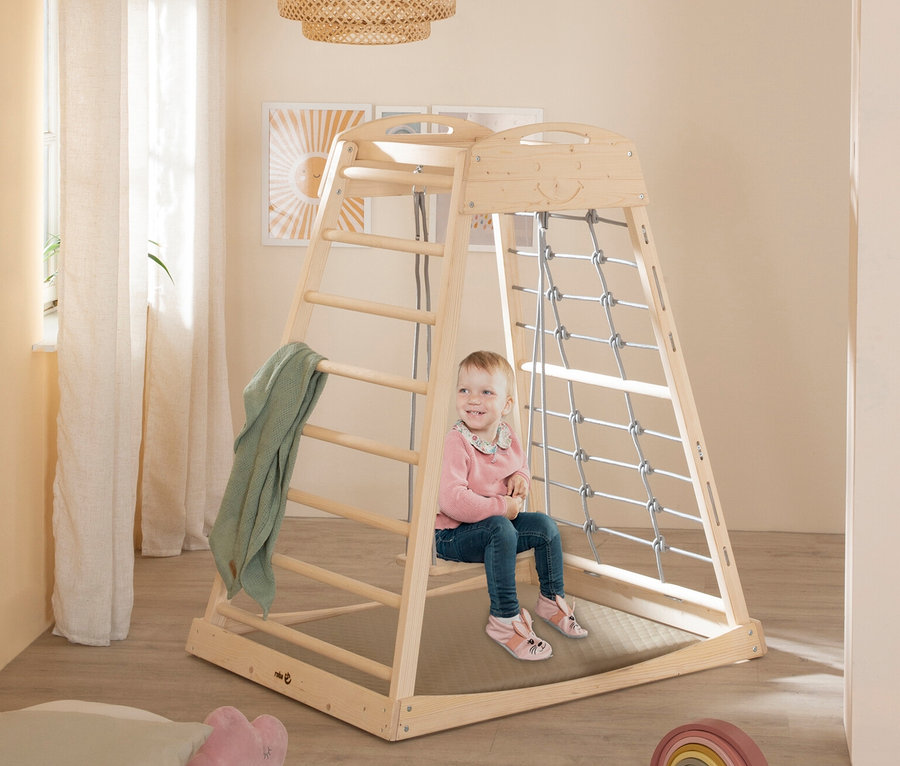 Kind sitzt im roba Indoor-Spielturm.