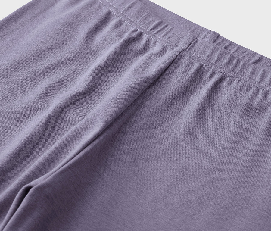 Detailaufnahme von violetten Leggings mit elastischem Bund.