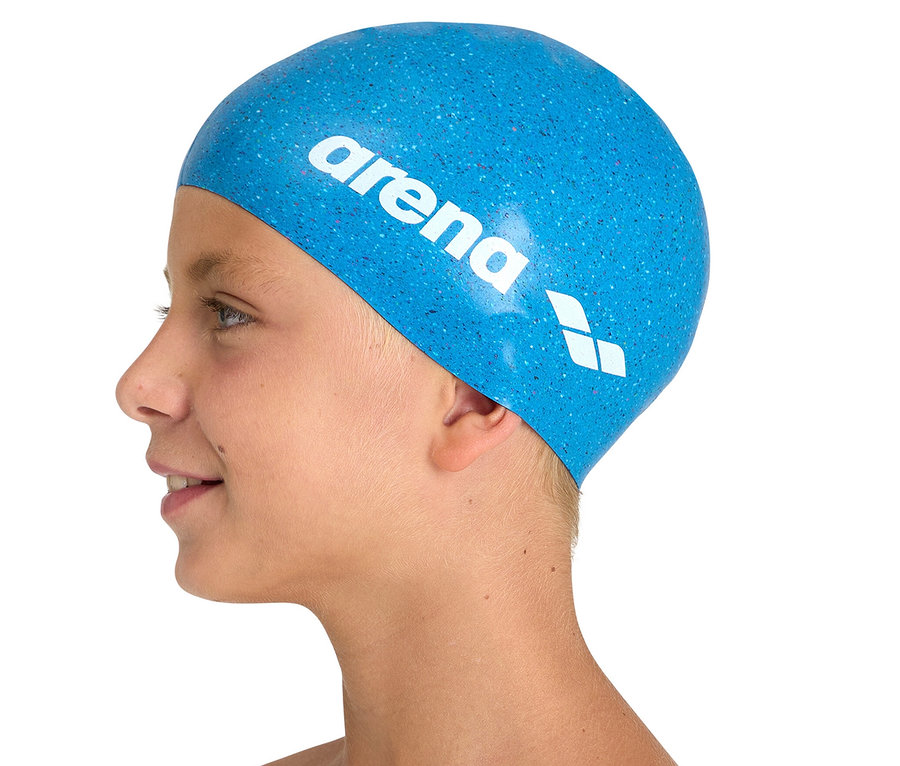 Kind im Profil trägt eine blaue arena Kinder-Badekappe Junior Silikon mit weißem Logo.