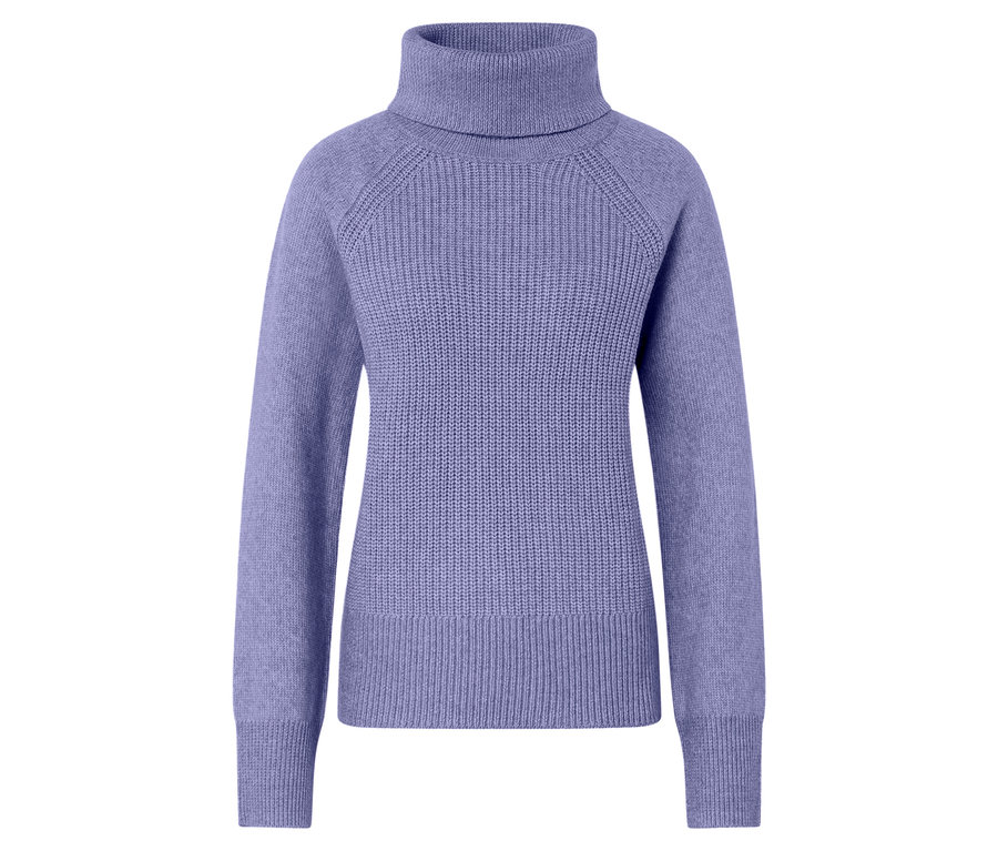 Nahaufnahme eines fliederfarben melierten Rollkragenpullovers.