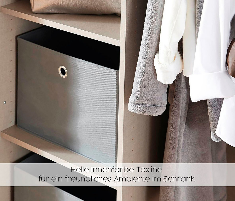 Aufbewahrungsboxen im Kleiderschrank neben aufgehängter Kleidung.