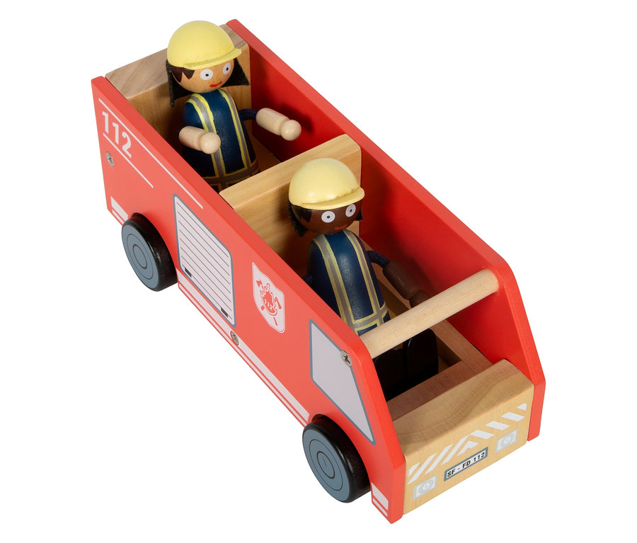 Zwei Holzfiguren mit gelben Helmen sitzen in der großen small foot Feuerwehrwache.