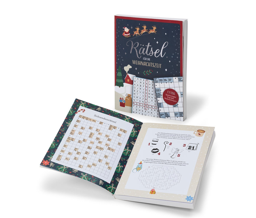 Abgebildet sind drei Bücher zum Thema Weihnachten, eines geschlossen und zwei geöffnet.