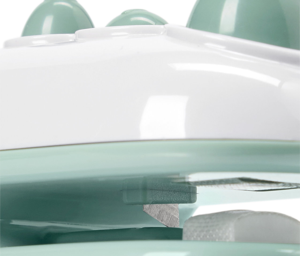 Detailansicht eines weiß-hellgrünen Massagegeräts.