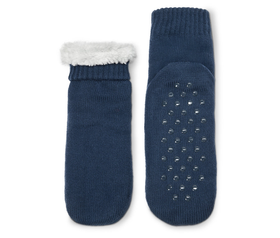 Zwei marineblaue Socken, eine mit weißem Fellrand, die andere mit Antirutschsohle.