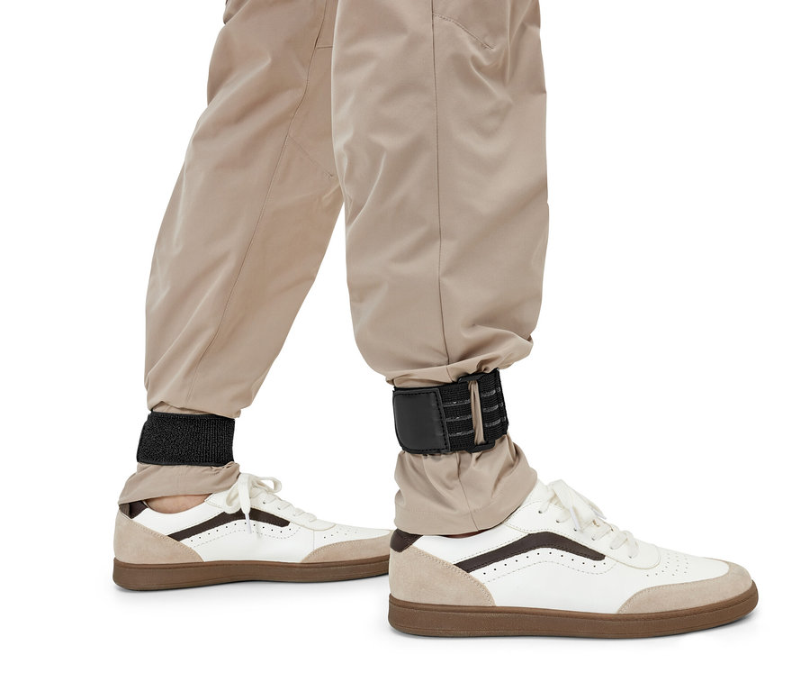 Hose mit 6 elastischen Befestigungsgurten an den Schuhen befestigt.