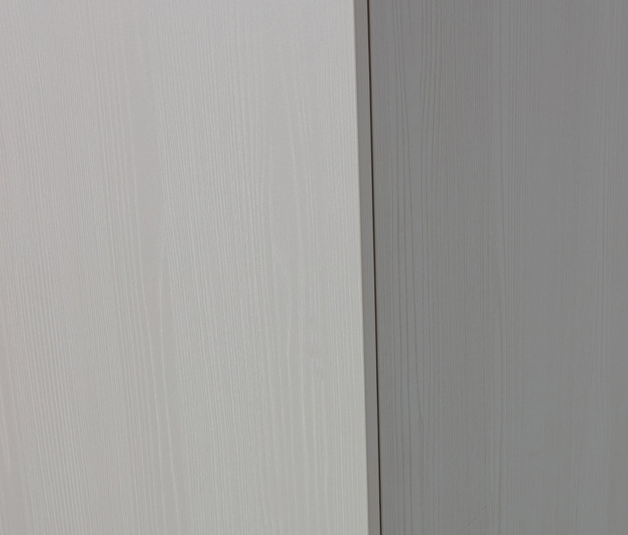 Detailaufnahme eines zweitürigen Woood Rens Schranks in Walnussbraun und Kieselgrau.