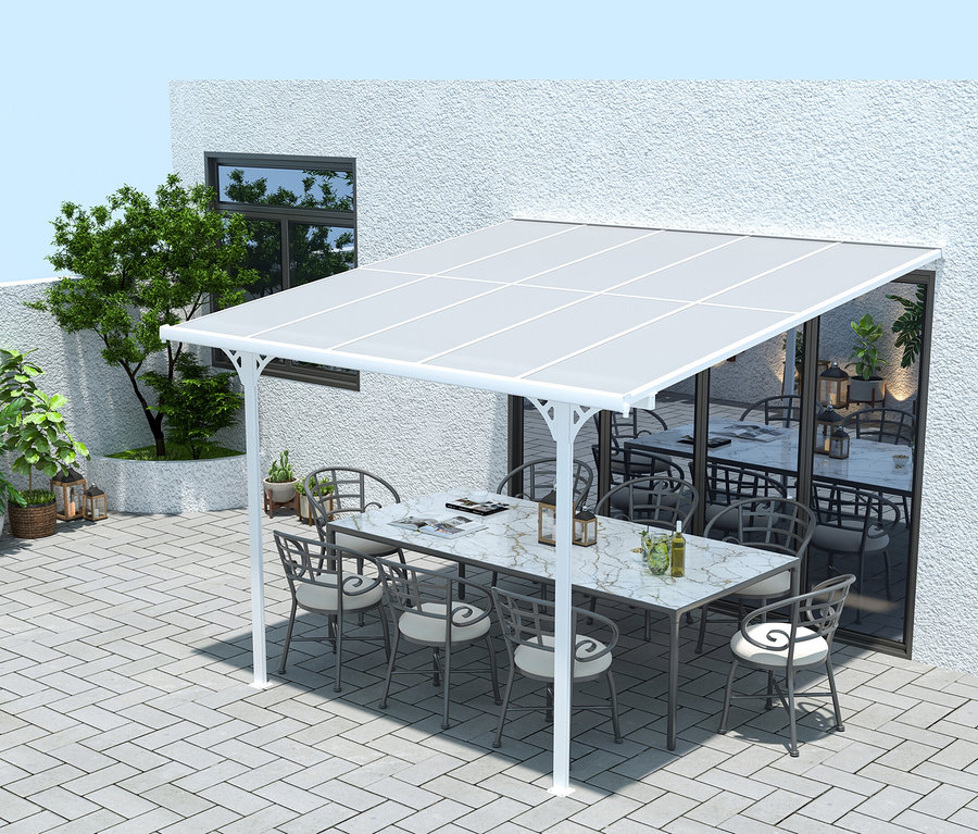 Eine Terrasse mit Sitzbereich unter einer weißen Terrassenüberdachung, Breite ca. 313 cm.