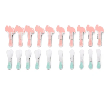 Zwei Reihen von 20 Wäscheklammern. Obere Reihe rosa mit Flamingos, untere Reihe weiß mit Türkis.