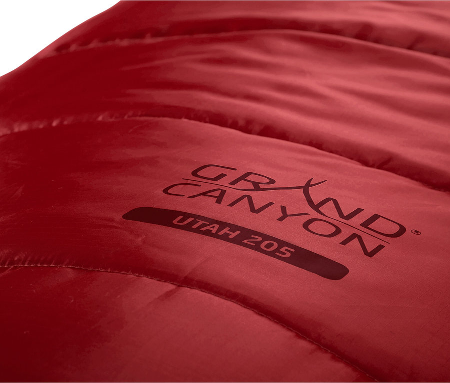 Nahaufnahme eines roten Grand Canyon »Utah 205« Schlafsacks.