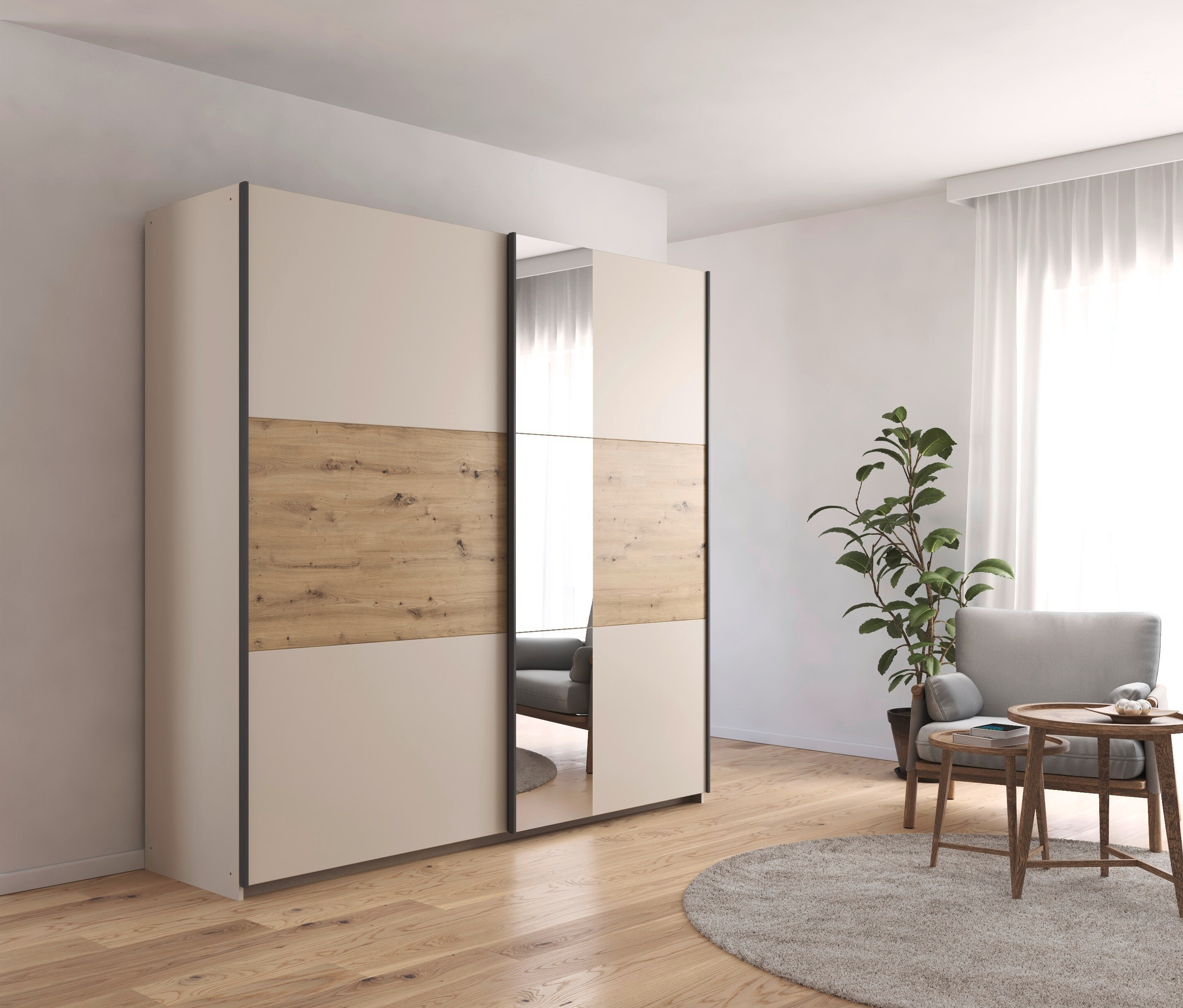 Schiebetürenschrank mit Spiegel neben Sessel, Tisch und Pflanze auf Teppich in einem Raum mit Holzboden und Vorhängen.