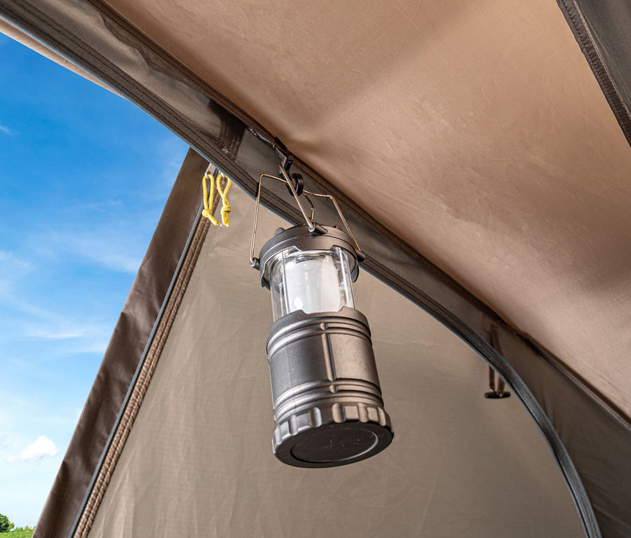 Blick ins Innere eines Tambu 1-Personen-Trekkingzelts »ANDITO« mit einer hängenden Lampe.