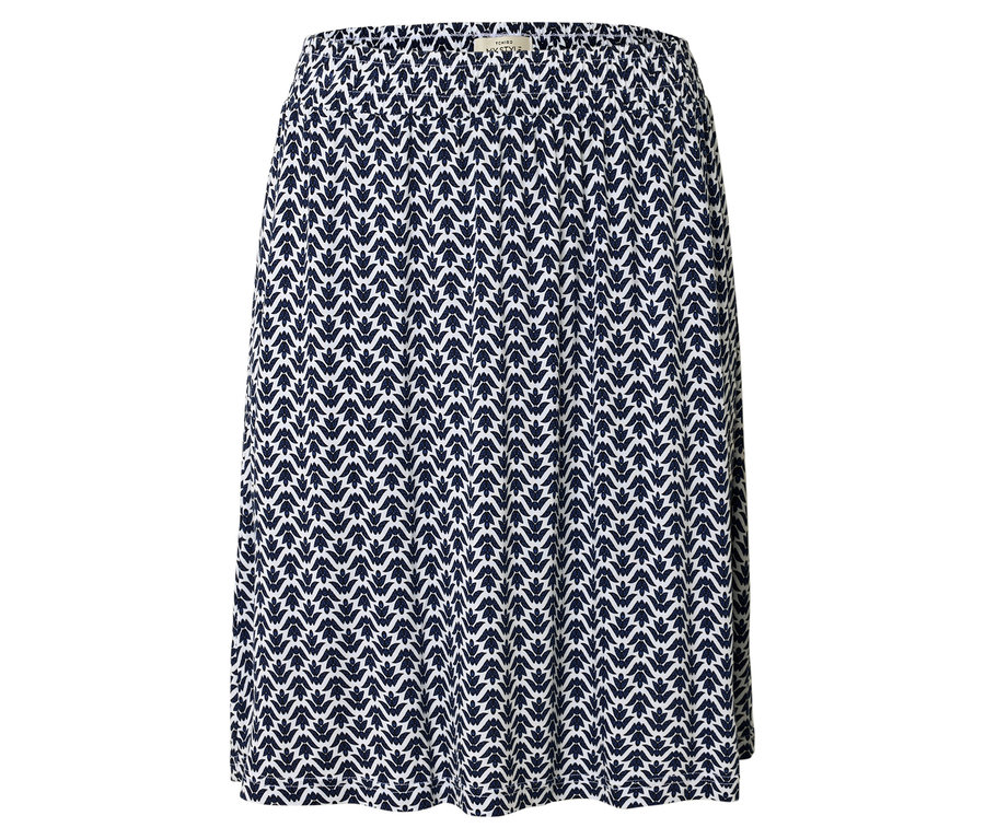 Ein knielanger Rock mit einem blauen und weißen Muster ist vor einem weißen Hintergrund zu sehen.