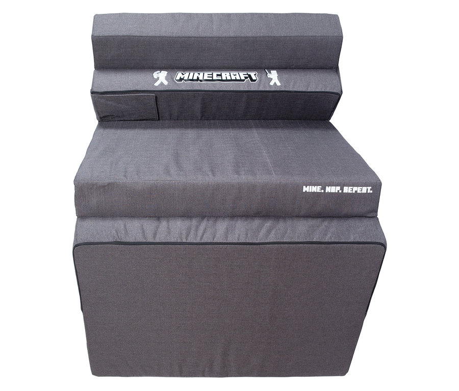 Das roba Minecraft Gaming Sofa ist grau und mehrstufig aufgebaut. Auf der zweiten Stufe steht in weißer Schrift 'Mine. Nap. Repeat.'
