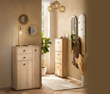 Flur mit Schuhschrank, Spiegelelement »Flora« und Deko-Elementen.