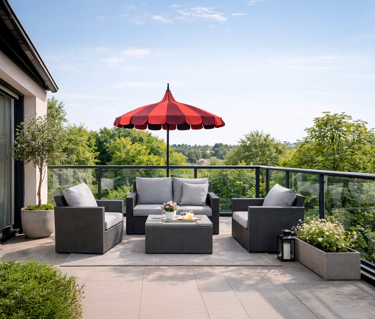 Graue Gartenmöbel stehen auf einer Terrasse unter einem rot gestreiften Leco Sonnenschirm, Ø 240 cm.