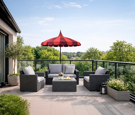 Graue Gartenmöbel stehen auf einer Terrasse unter einem rot gestreiften Leco Sonnenschirm, Ø 240 cm.