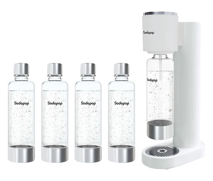 Weißer Sodapop Wassersprudler Cooper Pro mit fünf dazugehörigen Flaschen im Bild.